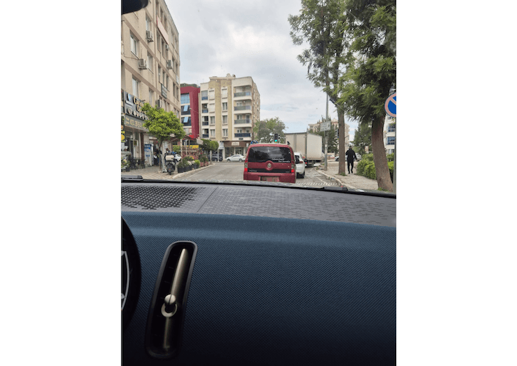 Slogan affiché à l’arrière d’un camion en Turquie évoquant l’amour malgré la souffrance dans la culture populaire turque