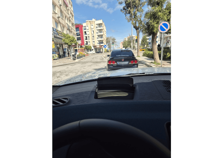 Slogan affiché sur un véhicule en Turquie évoquant les coïncidences, le destin et les représentations de la masculinité dans la culture populaire turque