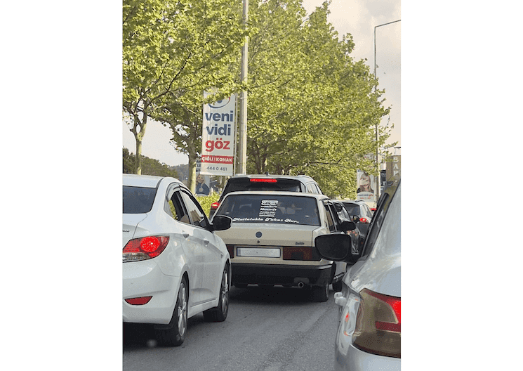 Slogan affiché sur un véhicule en Turquie évoquant le bonheur, l’incertitude et la transformation personnelle dans la culture populaire turque
