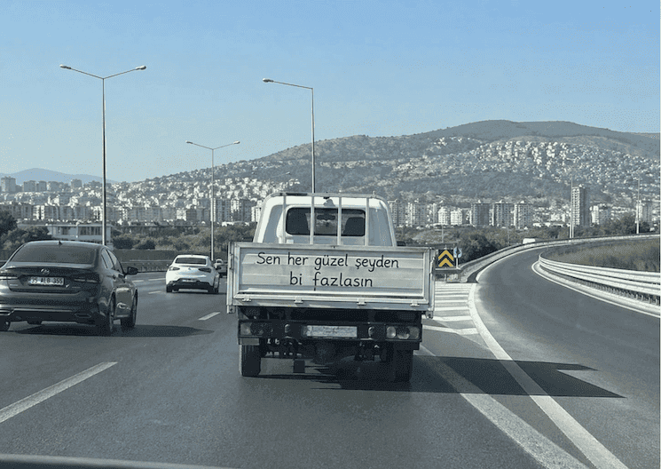 Slogan affiché à l’arrière d’un camion en Turquie exprimant l’hyperbole amoureuse et les sentiments dans la culture populaire turque