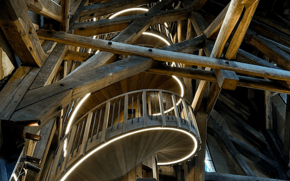 Le grand escalier à double révolution a été créé sur une idée et un dessin de l'architecte en chef des monuments historiques Philippe Villeneuve et réalisé par l'entreprise Mdb Métiers du bois. Crédit : Sherilyn Soekatma