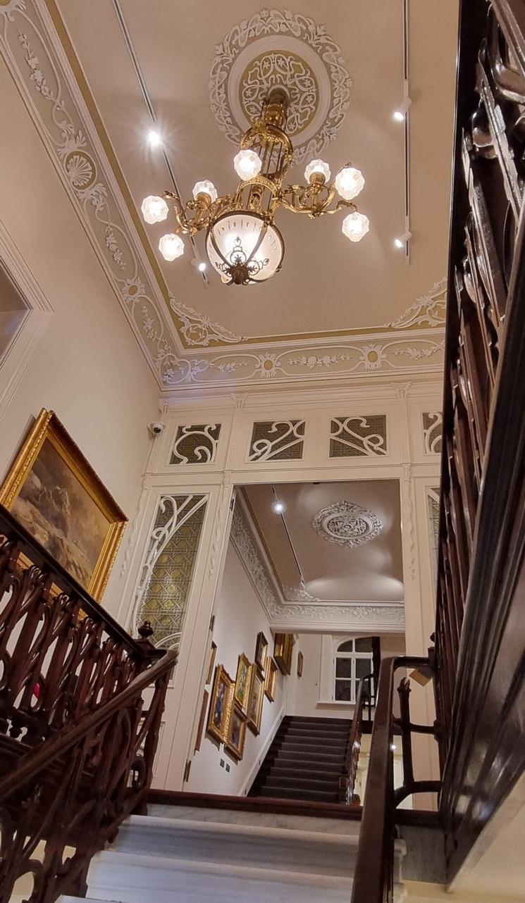 Escalier et lustre du manoir Ayşe Mayda, transformé en musée Arkas Sanat Göztepe à Izmir