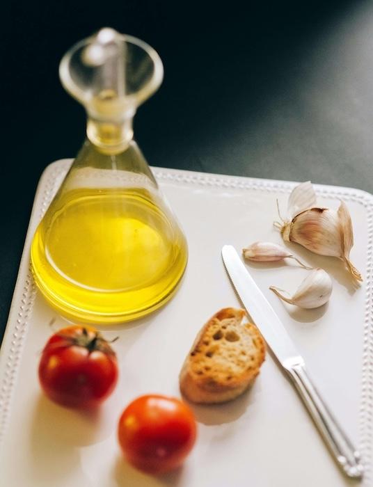 huile d olive espagnole avec tomates, ail, pain et couteau