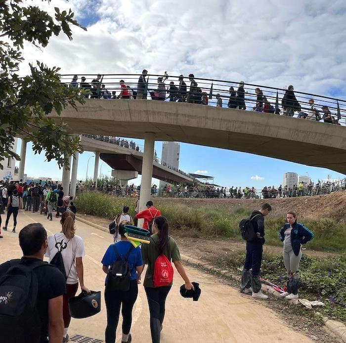 le pont de l'espoir entre La Torre et valencia, lors de la Dana.