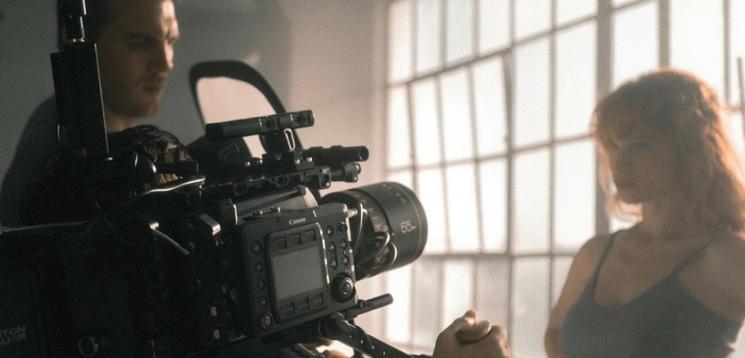 femme devant la caméra