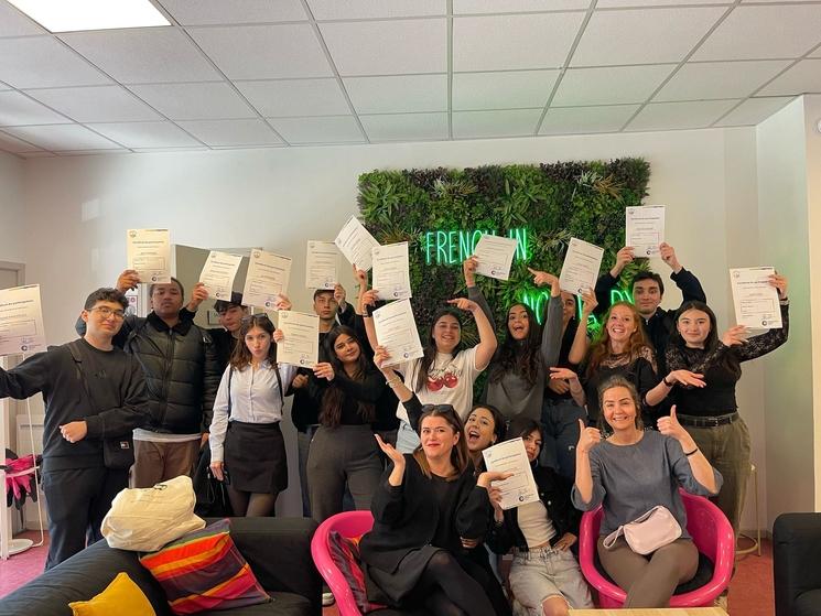 Étudiants turcs brandissant leurs certificats lors d’un séjour linguistique en France avec Le Français Chez Nous