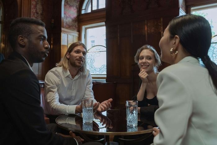 un groupe d'étudiants filles et garçons dans un bar à valencia