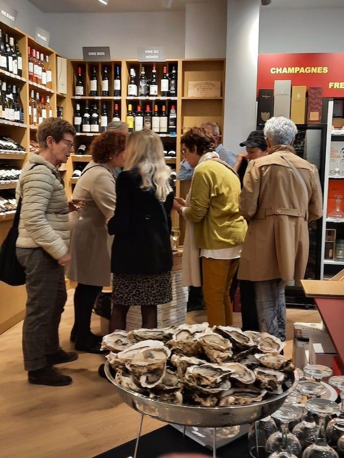 des personnes goutent des huitres