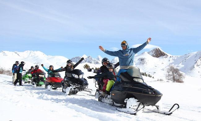 des gens sur motoneige saluent