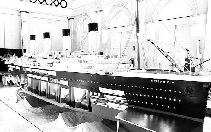 Photo en noir et blanc de la maquette du Titanic