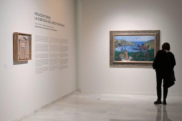 une femme de dos en train de regarder un tableau dans l'exposition de la Fundacion bancaja à Valence