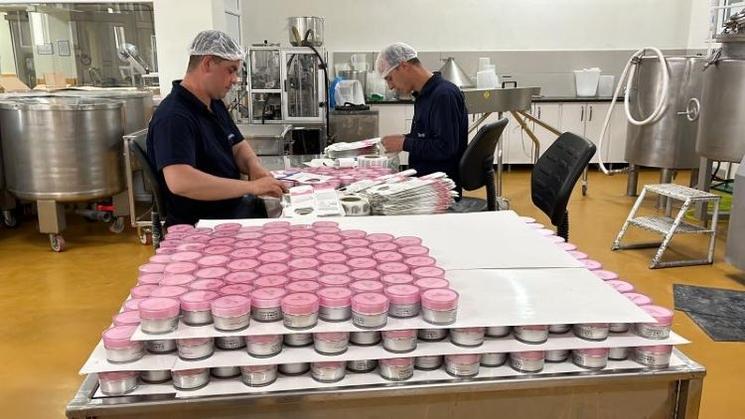 Employés conditionnant des cosmétiques à base de rose à Isparta en 2025