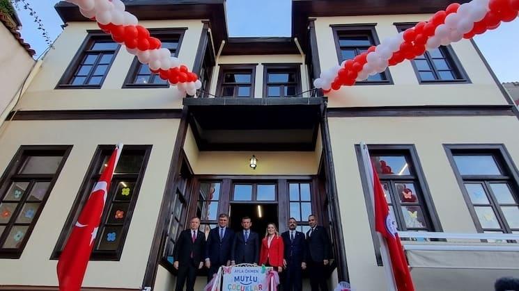 Façade de la 11ᵉ crèche gratuite à Konak, Izmir, inaugurée le 10 janvier 2025, décorée avec des ballons rouges et blancs.