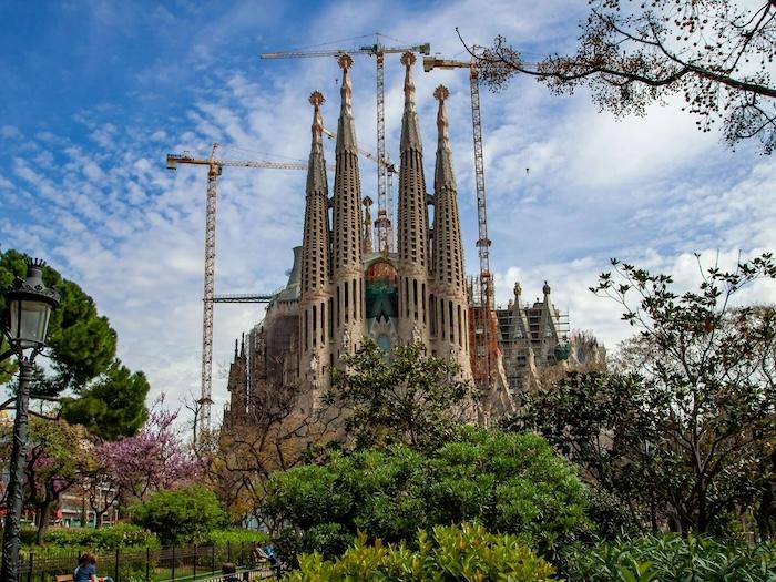 la sagrada familia en travaux à barcelone