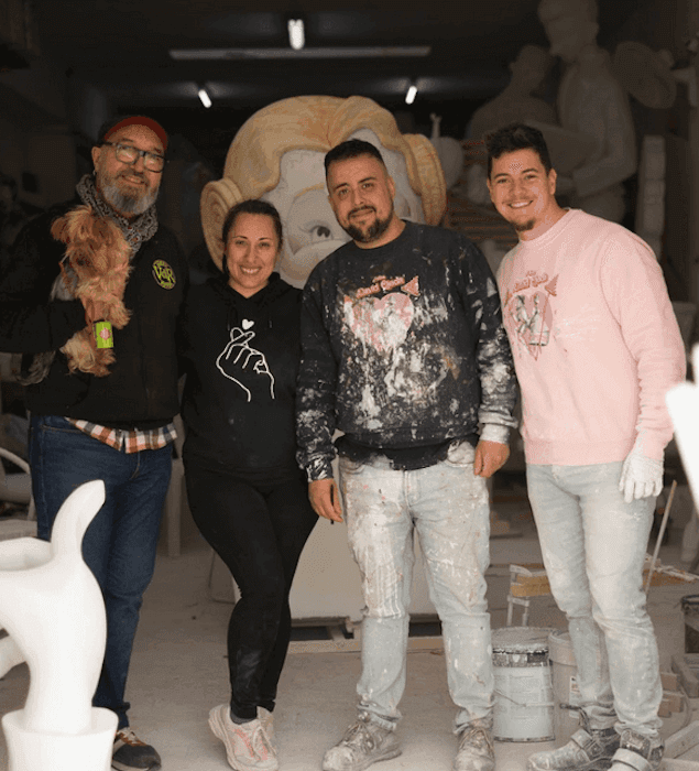 des artisans falleros dans leur atelier