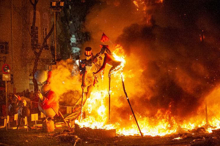 une falla en train de bruler en mars a valencia