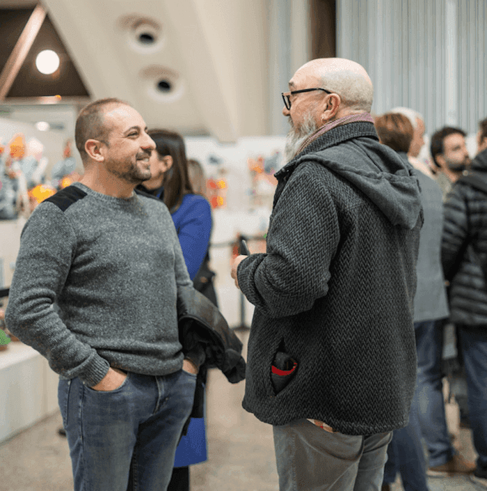 des artistes falleros en train de discuter