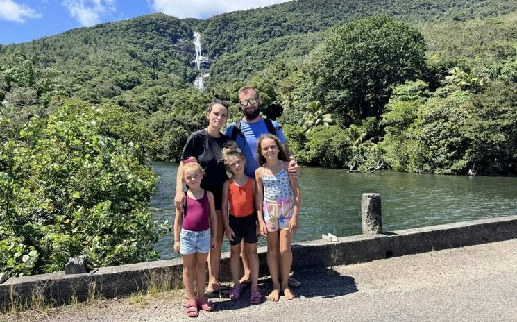 La famille Lodier devant la cascade de Tao en Nouvelle-Calédonie.
