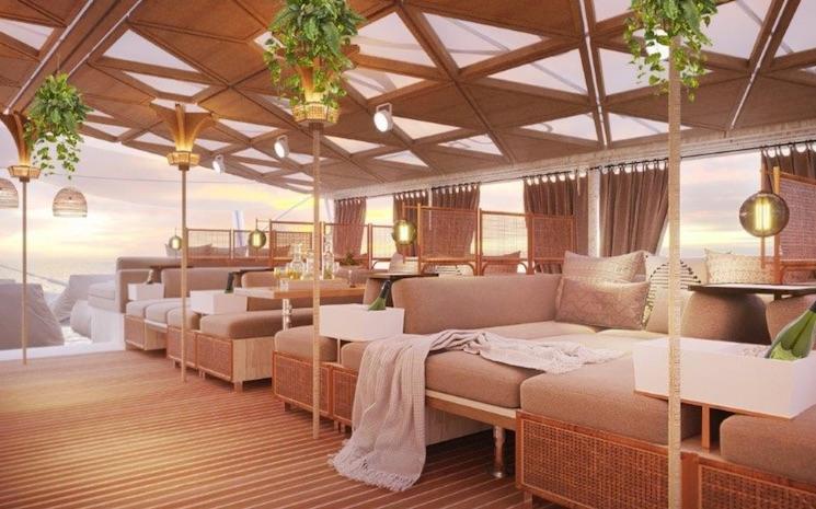 fauteuils confortables sur le pont d'un catamaran