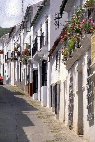 Une rue du village de Zahara de la Sierra