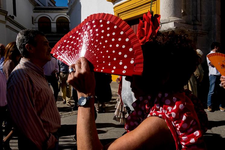 un éventail rouge avec des points blancs lors de la feria de Andalucia à valencia