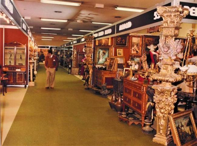 une personne se promène dans la foire