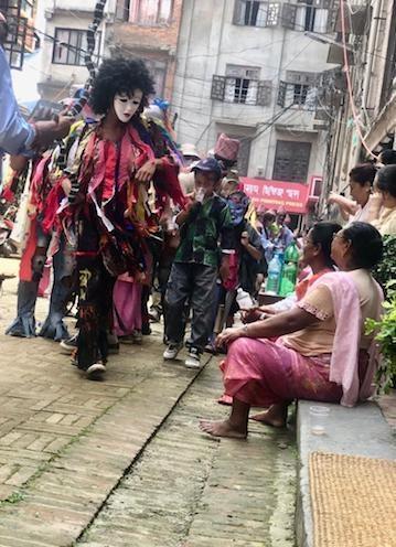 Un jeune homme déguisé pour Gai Jatra à Patan au Népal