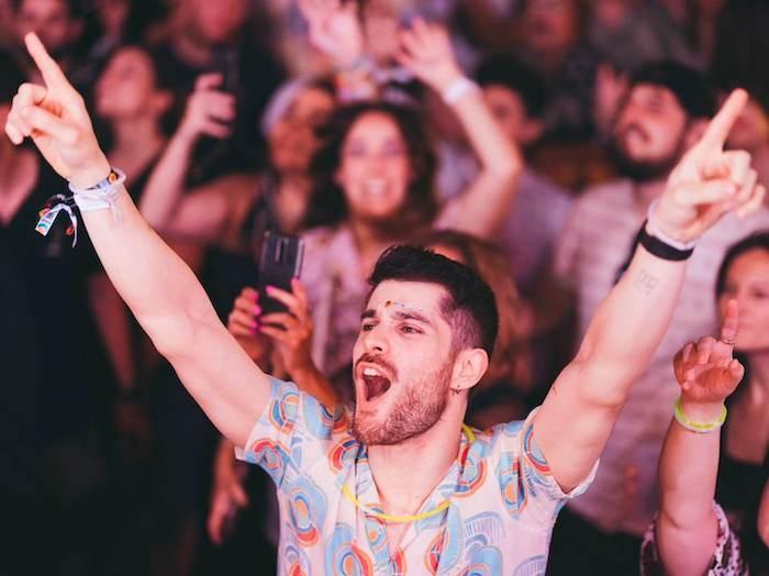 une personne en train de crier dans un concert du festival de les artes à valencia