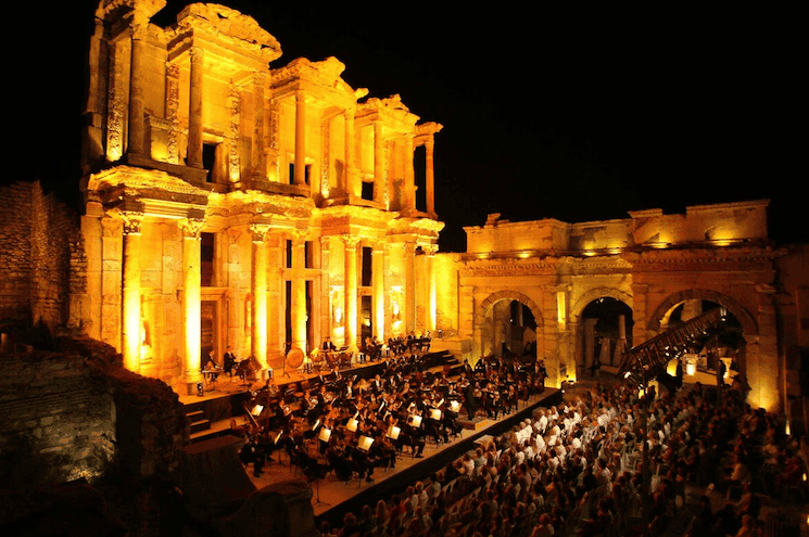 Performance orchestrale lors du Festival International d’Izmir, dans la cité antique d’Éphèse, illuminée pour l’occasion.