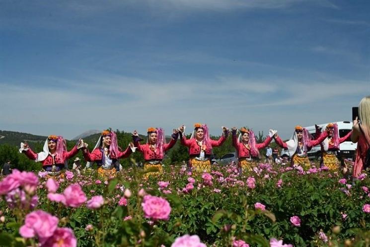 Femmes en costume traditionnel lors du Festival de la Rose à Isparta