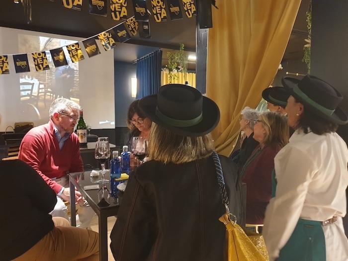 des personnes avec des chapeaux en train de déguster du beaujolais