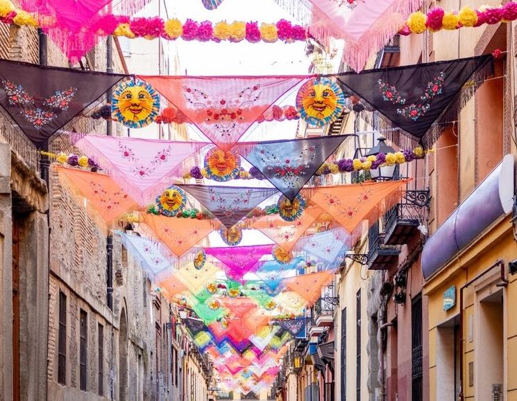 une rue décorée de Madrid le 15 août