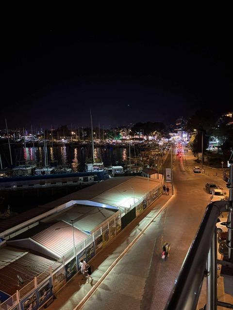 Vue nocturne de la marina de Fethiye en Turquie