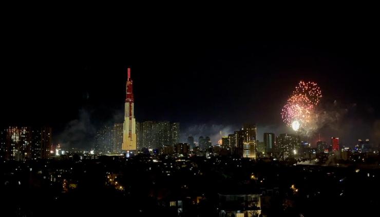 Le feu d’artifice et Landmark 81 illuminé en rouge et or