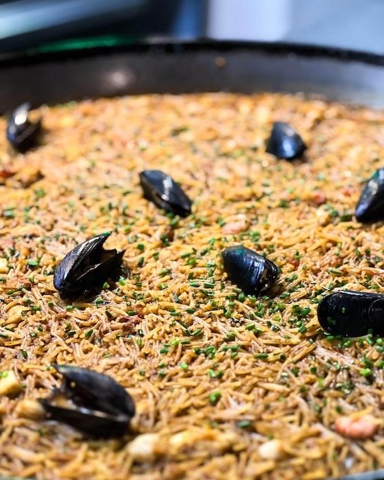 gros plan sur plat de fideua