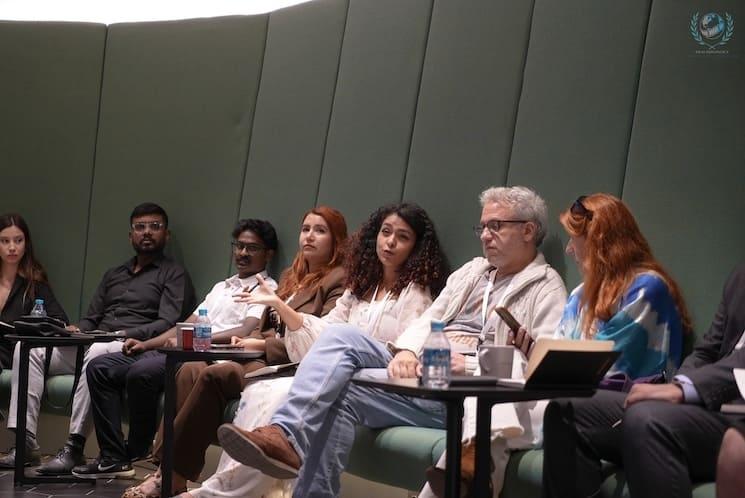 Jeunes participants assistant à la session de projection du Film Diplomacy Premiere 2025 à Istanbul.