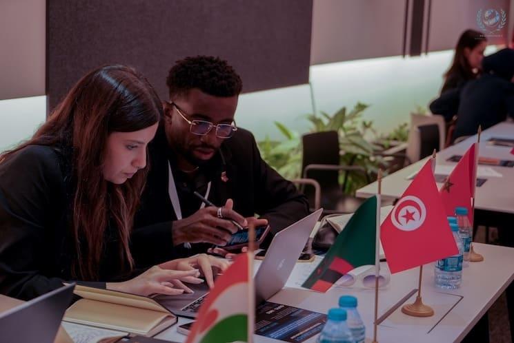 Participants de Film Diplomacy en session de travail, concentrés sur la préparation des discussions autour du cinéma.