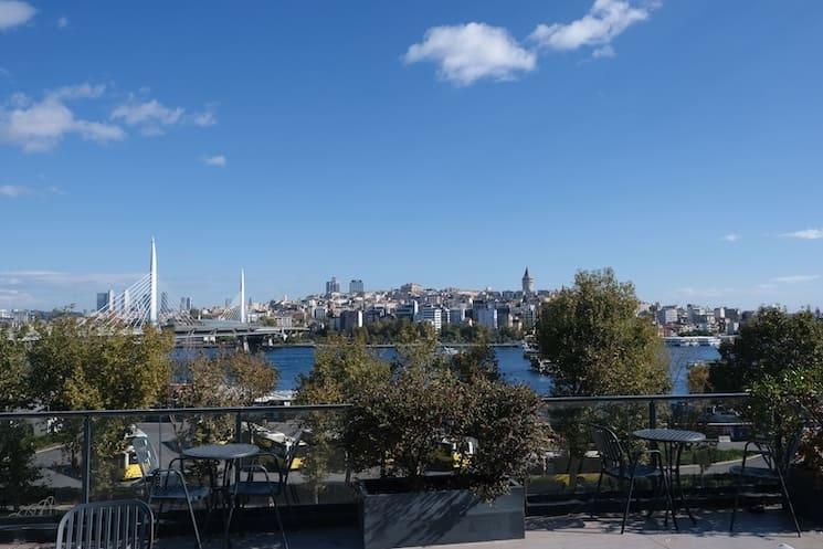 Vue panoramique sur la Corne d’Or et la skyline d’Istanbul depuis la terrasse du CoBAC Stage