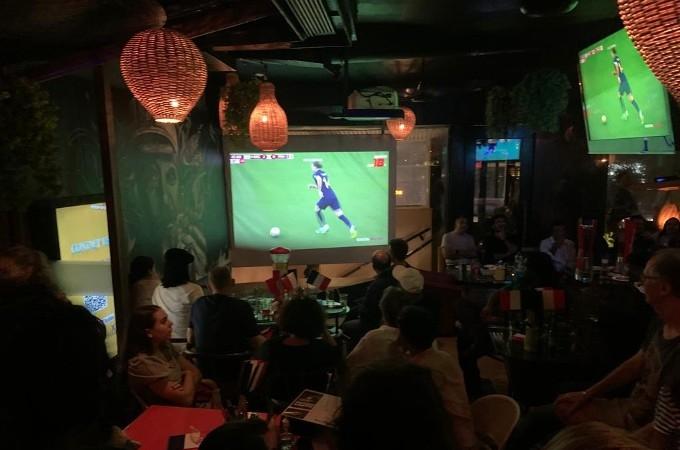 Les supporters de la France à Bombay pendant la finale de foot