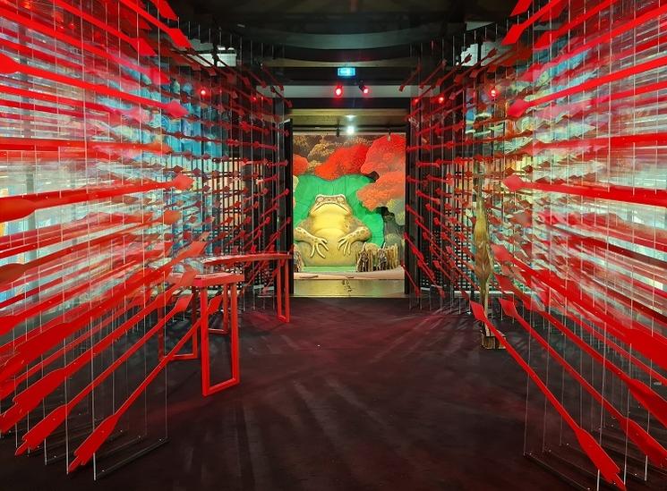 flèches rouge avec une grenouille verte