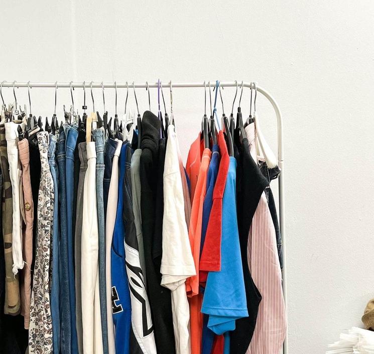 des vêtements sur des cintres au Flea Market de Valencia