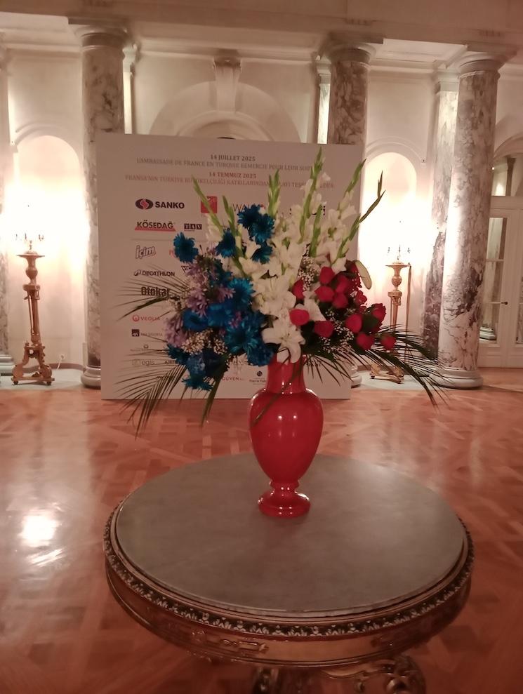 Arrangement floral tricolore dans le hall du Palais de France à Istanbul