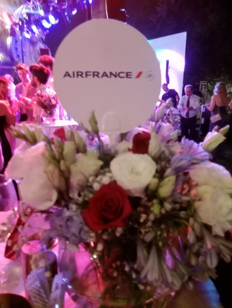 Centre de table fleuri aux couleurs tricolores et logo Air France lors de la soirée du 14 juillet 2025