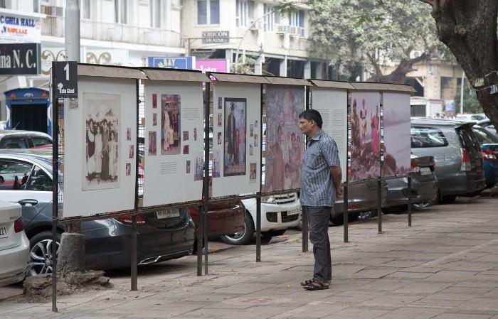 Photos de famille exposées dans la rue pour FOCUS à Bombay