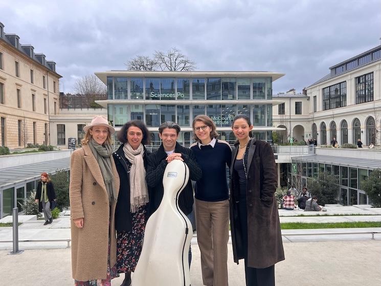 De Gauche à droite : Danuta Pieter, Déléguée Générale de la Fondation Gautier Capuçon, Domitille Marchal Lemoine, Directrice des Friends of Fondation de France à New York, Gautier Capuçon, Delphine Grouès, directrice de la Maison des Arts et de la Création de Sciences Po et Nour Ayadi, pianiste, lauréate de la Fondation Gautier Capuçon et ancienne élève de Sciences Po