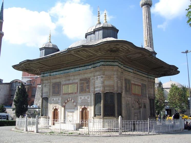 Fontaine du sultan Ahmed III devant le palais de Topkapı à Istanbul, construite durant le Lâle Devri