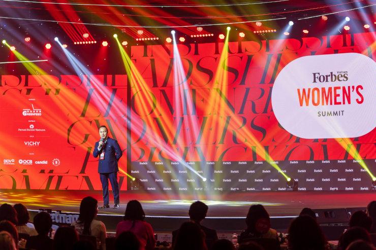 Forbes et Cuong Dang au Vietnam