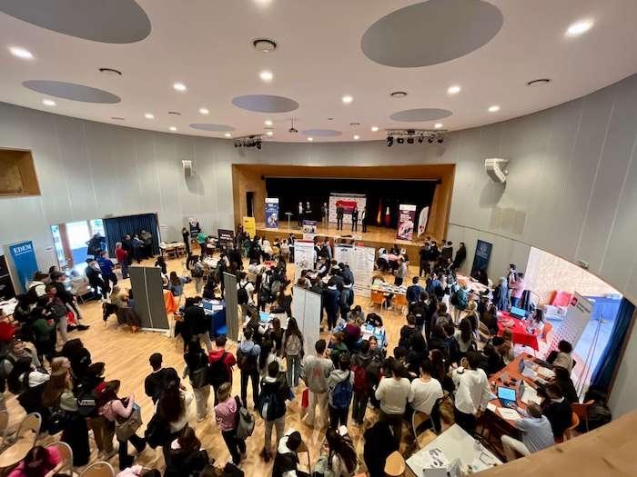 l'auditorium du Lycée français de Valence avec les exposants et les élèves lors du forum international d'orientation à Valencia