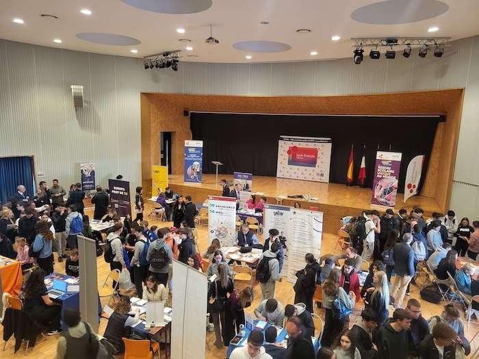Forum de l'orientation dans l'auditorium du lycée français de Valencia