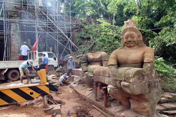 fouilles menées sur la porte ouest d'Ankor thom